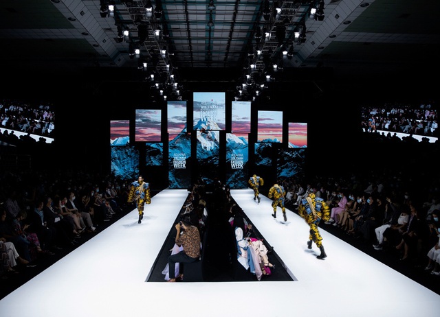 Màn chào sân ấn tượng cả phần nghe lẫn phần nhìn của nhà thiết kế trẻ Duy Hoàng trên sàn diễn Vietnam International Fashion Week - Ảnh 3.