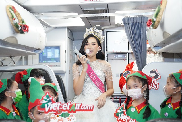 Đ&oacute;n đại tiệc Gi&aacute;ng sinh thật chất tr&ecirc;n 9 tầng m&acirc;y c&ugrave;ng Hoa hậu Đỗ Thị H&agrave; - Ảnh 7.