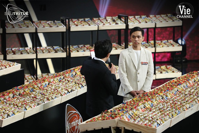 Ch&agrave;ng trai Tiền Giang ghi nhớ 2.300 dữ liệu khủng từ 100 th&ugrave;ng m&igrave; 3 Miền khiến kh&aacute;n giả Si&ecirc;u Tr&iacute; Tuệ nghi&ecirc;ng m&igrave;nh th&aacute;n phục - Ảnh 2.