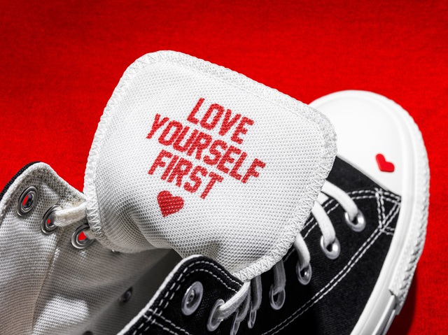 Khi thương hiệu giày làm câu chuyện về mạng xã hội và thông điệp “LOVE YOURSELF FIRST” ra đời - Ảnh 4.