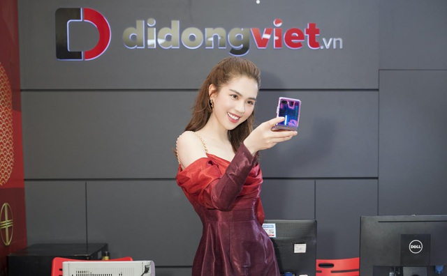 Ngọc Trinh trên tay Galaxy Z Flip trong ngày mở bán tại Việt Nam - Ảnh 1.