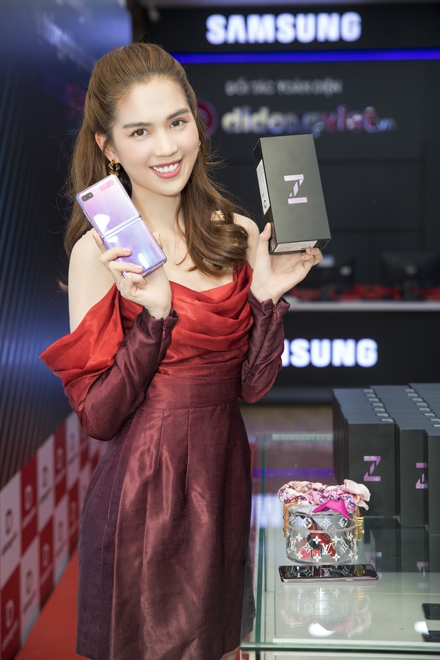 Ngọc Trinh trên tay Galaxy Z Flip trong ngày mở bán tại Việt Nam - Ảnh 2.