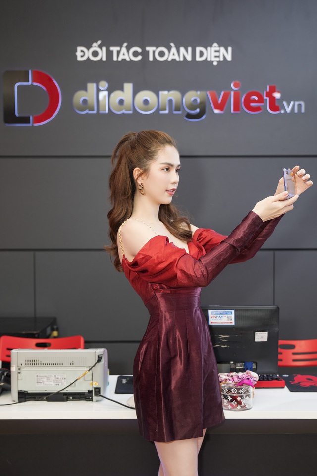 Ngọc Trinh trên tay Galaxy Z Flip trong ngày mở bán tại Việt Nam - Ảnh 3.
