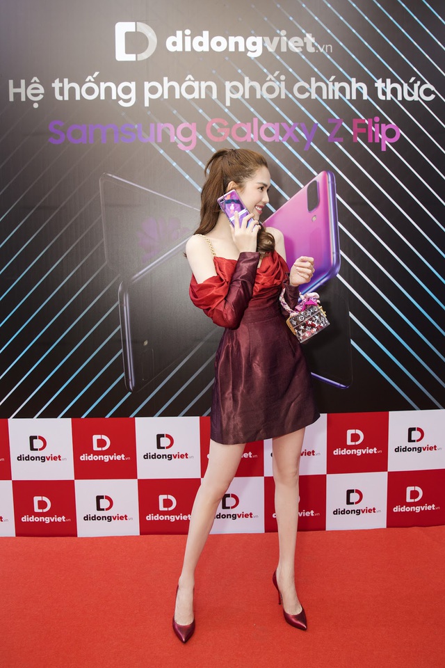 Ngọc Trinh trên tay Galaxy Z Flip trong ngày mở bán tại Việt Nam - Ảnh 5.