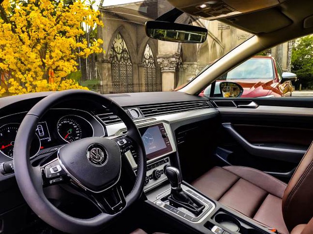 Volkswagen tặng phí trước bạ cho Tiguan Allspace Highline và Passat Bluemotion High - Ảnh 2.