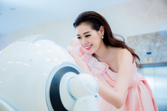 Hoa hậu Khánh Vân khoe vũ đạo cùng robot OPBA - Ảnh 1.