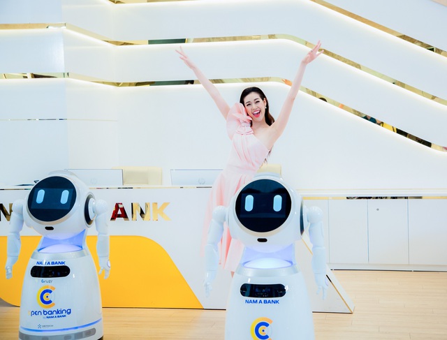 Hoa hậu Kh&aacute;nh V&acirc;n khoe vũ đạo c&ugrave;ng robot OPBA - Ảnh 2.