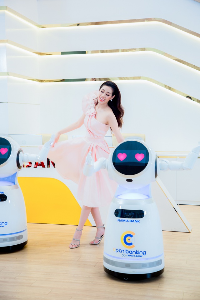 Hoa hậu Khánh Vân khoe vũ đạo cùng robot OPBA - Ảnh 4.
