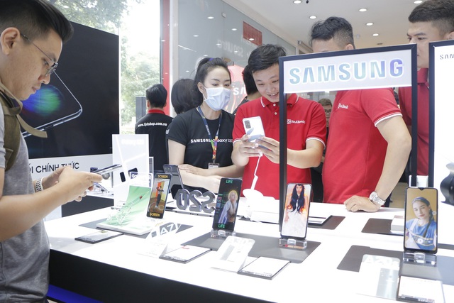 FPT Shop nhộn nhịp trong ngày mở bán Galaxy S20 - Ảnh 1.