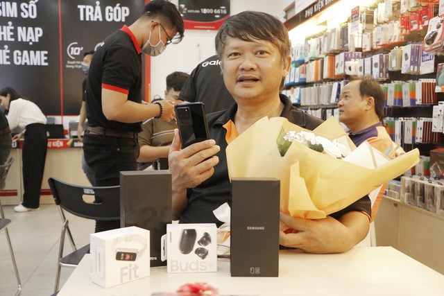 FPT Shop nhộn nhịp trong ngày mở bán Galaxy S20 - Ảnh 2.