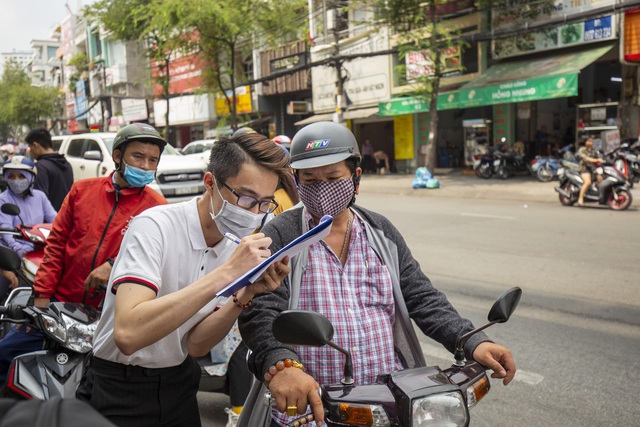 Chuỗi mì cay Sasin cùng Quốc Trường gây náo loạn cả khu phố khi trực tiếp phát mì gói trợ giá cho người dân - Ảnh 6.