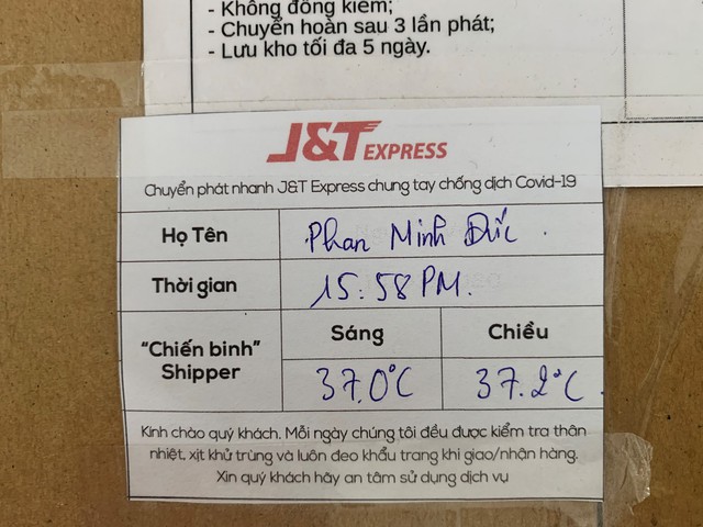 Giao h&agrave;ng thời Corona: J&T Express gắn &ldquo;Thẻ Bưu kiện an t&acirc;m&rdquo; tr&ecirc;n từng bưu phẩm - Ảnh 1.