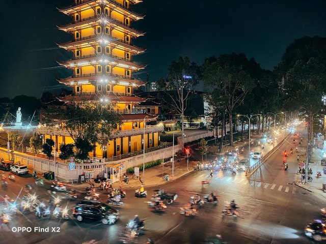 Lên nóc nhà ngắm Sài Gòn đẹp tĩnh lặng lúc về đêm - Ảnh 9.