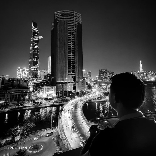 Ghé thăm bức ảnh thành phố về đêm đen trắng để khám phá vẻ đẹp đầy ấn tượng của thành phố đêm. Với những tòa nhà cao chọc trời và những đường phố rực rỡ ánh đèn, bức ảnh này sẽ giúp bạn cảm nhận được nhịp sinh hoạt đậm chất đô thị của thành phố. Hãy cùng thưởng thức và trải nghiệm sức hút của ảnh đêm đen trắng.