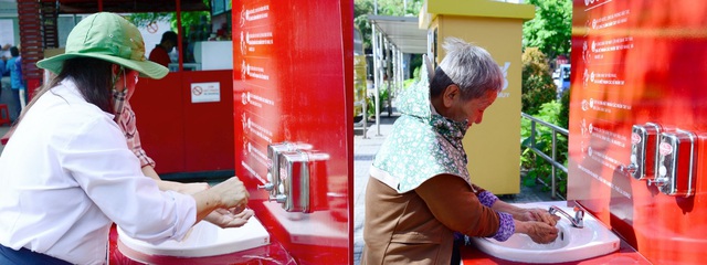 Cùng Chi Pu nhảy Ghen Cô Vy gây quỹ xây dựng 100 trạm rửa tay dã chiến Lifebuoy miễn phí - Ảnh 1.