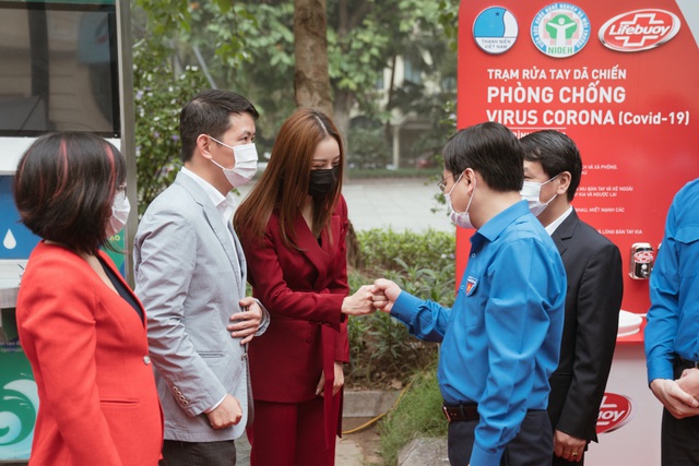 Cùng Chi Pu nhảy Ghen Cô Vy gây quỹ xây dựng 100 trạm rửa tay dã chiến Lifebuoy miễn phí - Ảnh 3.