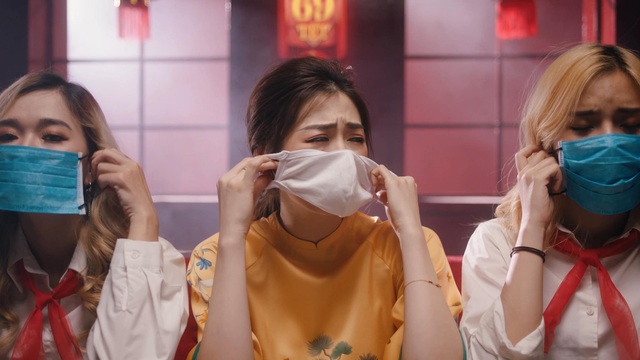Á hậu Tú Anh bất ngờ tung MV ca nhạc về dịch Covid-19 - Ảnh 3.