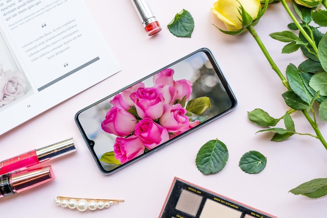 8/3 khoe qu&agrave; nguời y&ecirc;u tặng theo c&aacute;ch người kh&aacute;c phải ganh tị - Ảnh 1.