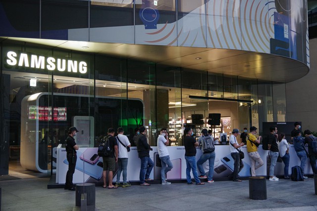 Kh&ocirc;ng kh&iacute; s&ocirc;i động ng&agrave;y mở b&aacute;n Galaxy S20: Người d&ugrave;ng h&aacute;o hức với trải nghiệm Space Zoom 100X - Ảnh 1.