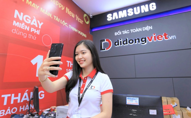 Galaxy S20, S20 Plus, S20 Ultra giá từ 16,9 triệu đồng; Di Động Việt giao hơn 300 máy cho khách trong ngày mở bán - Ảnh 1.