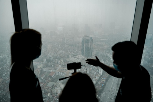Giới trẻ háo hức hòa nhịp trào lưu “ThuPhóngKhôngGian”, trải nghiệm camera zoom 100x trên tòa nhà cao nhất Hà Nội - Ảnh 3.