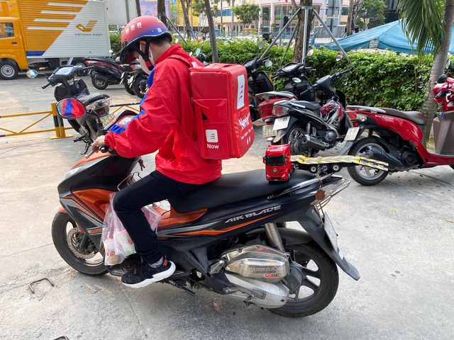 Cười ra nước mắt với 1001 style giao h&agrave;ng kh&ocirc;ng tiếp x&uacute;c thời C&ocirc; - v&iacute;t của c&aacute;c anh t&agrave;i xế &ldquo;quốc d&acirc;n&rdquo; - Ảnh 1.