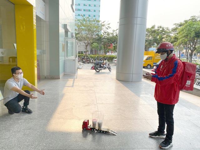 Cười ra nước mắt với 1001 style giao h&agrave;ng kh&ocirc;ng tiếp x&uacute;c thời C&ocirc; - v&iacute;t của c&aacute;c anh t&agrave;i xế &ldquo;quốc d&acirc;n&rdquo; - Ảnh 2.