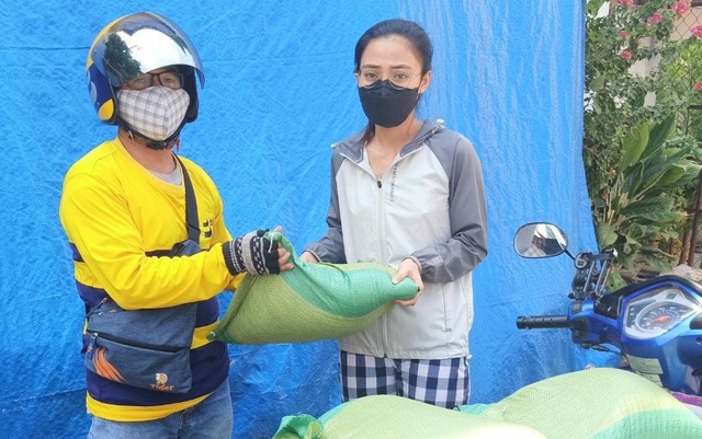 Dịch Covid 19 và chuyện xe ôm công nghệ tình nguyện ship gạo tặng người khó khăn ở Sài Gòn - Ảnh 1.