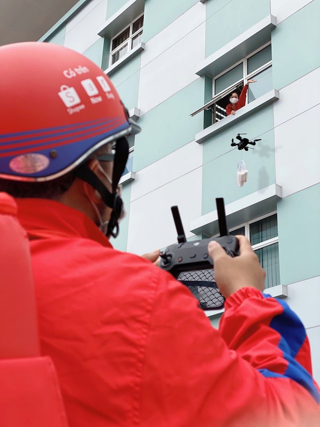 Cười ra nước mắt với 1001 style giao h&agrave;ng kh&ocirc;ng tiếp x&uacute;c thời C&ocirc; - v&iacute;t của c&aacute;c anh t&agrave;i xế &ldquo;quốc d&acirc;n&rdquo; - Ảnh 5.