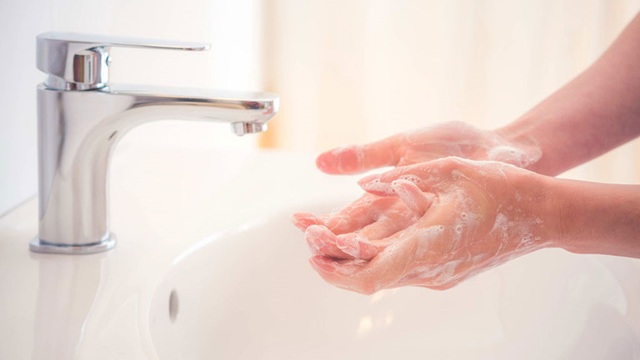 Mách nhỏ nàng bí kíp giúp da tay luôn mềm mịn bất chấp phải rửa tay nhiều lần trong ngày - Ảnh 1.