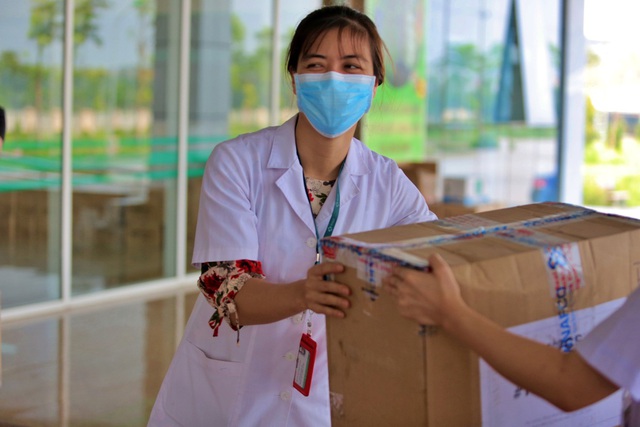 Crocs do Tập đoàn Central Retail tại Việt Nam phân phối trao tặng 800 đôi dép cho đội ngũ y bác sĩ tuyến đầu chống dịch Covid-19 - Ảnh 5.