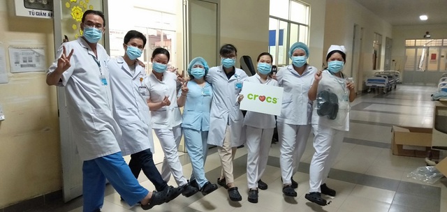 Crocs do Tập đoàn Central Retail tại Việt Nam phân phối trao tặng 800 đôi dép cho đội ngũ y bác sĩ tuyến đầu chống dịch Covid-19 - Ảnh 1.