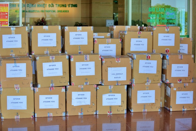 Crocs do Tập đoàn Central Retail tại Việt Nam phân phối trao tặng 800 đôi dép cho đội ngũ y bác sĩ tuyến đầu chống dịch Covid-19 - Ảnh 3.