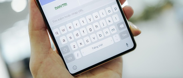 Bộ gõ bàn phím mặc định trên BOS được nâng lên một khoảng giúp người dùng có thể dễ dàng nhập liệu mà không bị quá thấp. BKAV chính là một trong số ít nhà sản xuất smartphone quan tâm tới trải nghiệm gõ phím của người dùng