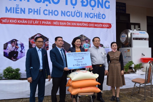 VietinBank triển khai “Ngân hàng gạo nghĩa tình” hỗ trợ người dân bị ảnh hưởng bởi dịch Covid-19 - Ảnh 1.