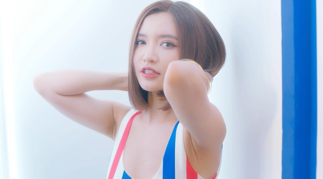 Bích Phương chào hè cùng màn khoe dáng nóng bỏng trong MV mới toanh - Ảnh 1.