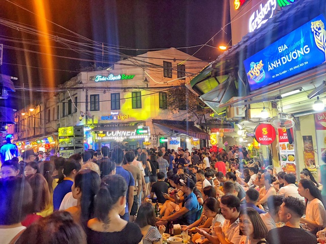 Thiết lập “trạng thái bình thường mới”, các địa điểm tập hợp bạn bè lý tưởng của giới trẻ ba miền “sống lại” ra sao? - Ảnh 1.