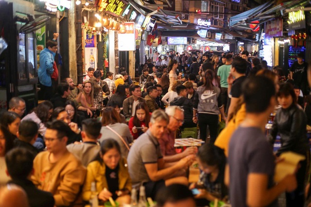 Thiết lập “trạng thái bình thường mới”, các địa điểm tập hợp bạn bè lý tưởng của giới trẻ ba miền “sống lại” ra sao? - Ảnh 2.