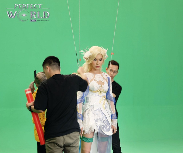 Cận cảnh Minh Tú “chuẩn thần thái” ở hậu trường sản xuất clip Perfect World VNG - Ảnh 8.
