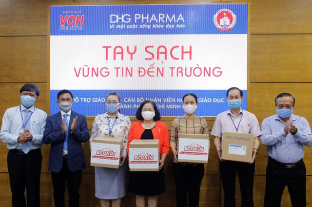 TP.HCM: Giáo viên tiểu học được DHG Pharma tài trợ gel rửa tay phòng dịch - Ảnh 1.