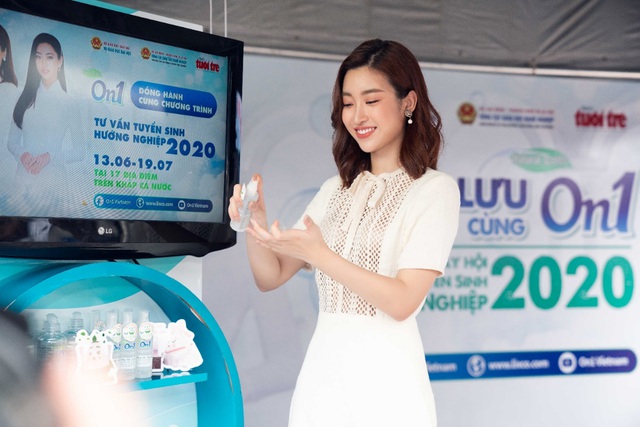 Hoa hậu Đỗ Mỹ Linh, Lương Th&ugrave;y Linh c&ugrave;ng chia sẻ kinh nghiệm &ldquo;vượt vũ m&ocirc;n&rdquo; qu&yacute; b&aacute;u cho c&aacute;c sĩ tử - Ảnh 2.