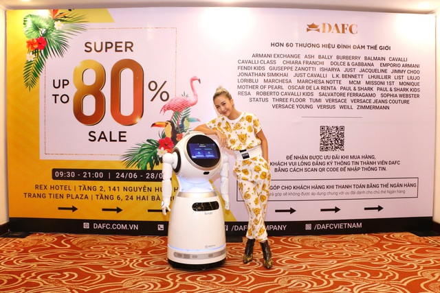 Nóng: Quỳnh Anh Shyn gợi cảm, cá tính lắc lư theo điệu nhạc cùng robot tại DAFC Private Sale - Ảnh 5.