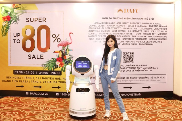 Nóng: Quỳnh Anh Shyn gợi cảm, cá tính lắc lư theo điệu nhạc cùng robot tại DAFC Private Sale - Ảnh 7.