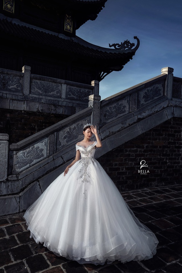 Hoa hậu ảnh Ngọc Nữ diện váy cưới kim cương trị giá gần 1 tỷ đồng hóa công chúa lộng lẫy tại sự kiện khai trương - Ảnh 4.