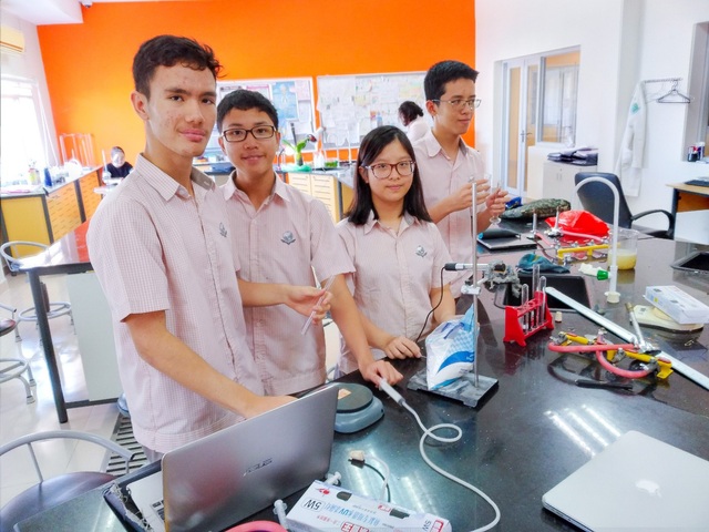 4 học sinh Việt Nam giành giải vàng cuộc thi khoa học của Cambridge - Ảnh 2.
