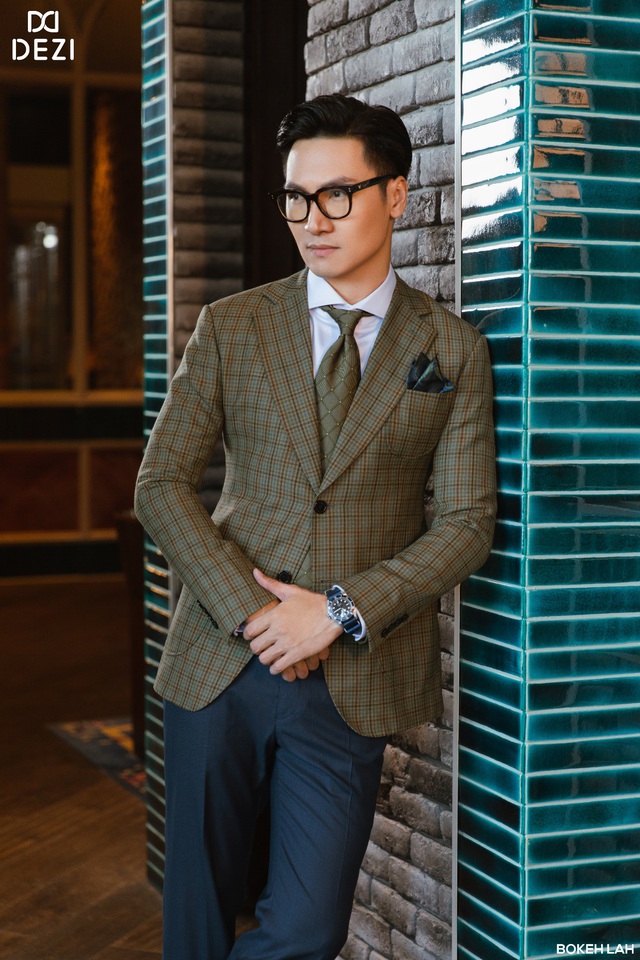 Diễn vi&ecirc;n Mạnh Trường h&oacute;a qu&yacute; &ocirc;ng lịch l&atilde;m trong BST vest mới nhất của thương hiệu thời trang DEZI đ&igrave;nh đ&aacute;m - Ảnh 1.