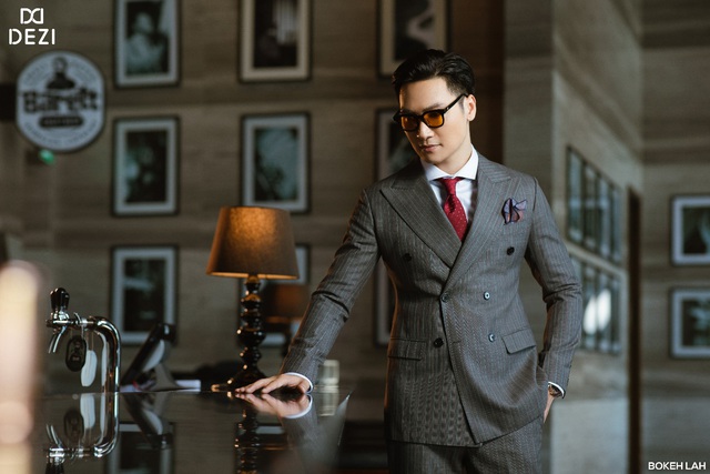 Diễn vi&ecirc;n Mạnh Trường h&oacute;a qu&yacute; &ocirc;ng lịch l&atilde;m trong BST vest mới nhất của thương hiệu thời trang DEZI đ&igrave;nh đ&aacute;m - Ảnh 2.