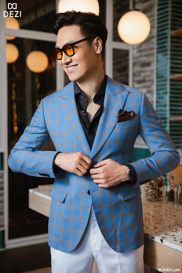 Diễn vi&ecirc;n Mạnh Trường h&oacute;a qu&yacute; &ocirc;ng lịch l&atilde;m trong BST vest mới nhất của thương hiệu thời trang DEZI đ&igrave;nh đ&aacute;m - Ảnh 3.