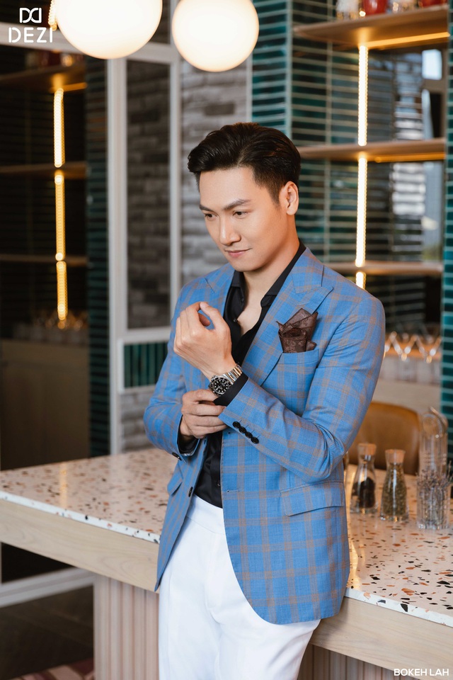 Diễn vi&ecirc;n Mạnh Trường h&oacute;a qu&yacute; &ocirc;ng lịch l&atilde;m trong BST vest mới nhất của thương hiệu thời trang DEZI đ&igrave;nh đ&aacute;m - Ảnh 4.