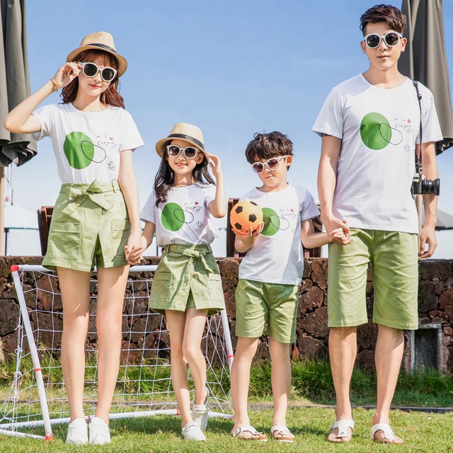 Cùng đồng phục Gạo House mix & match áo gia đình cực chất cho hè 2020 - Ảnh 2.